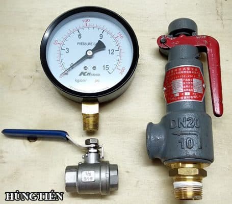 hinh-anh-phụ-kien-binh-tich-khi-pegasus-330l Phụ kiện kèm bình rất đầy đủ đảm bảo độ an toàn cao khi sử dụng, nhớ xả nước thường xuyên để bảo quản bình